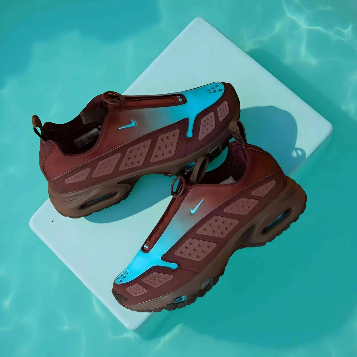 Air Max Sunder in Burgundy Crush/Baltic Blue.